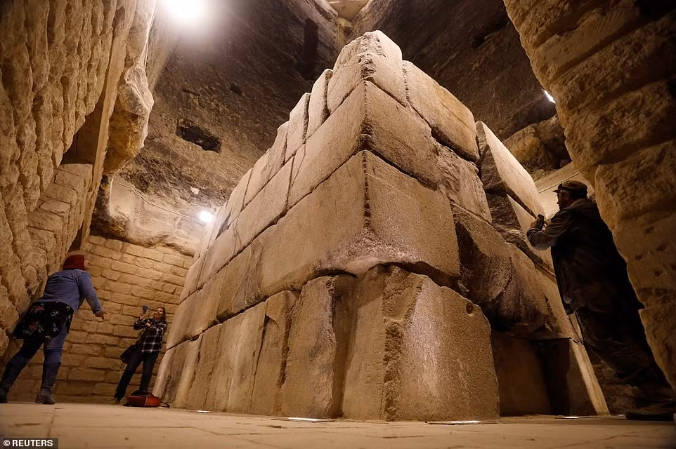 Theo các chuyên gia, kim tự tháp Djoser được tạo thành từ 6 mastabas (cấu trúc hình chữ nhật) xếp chồng lên nhau.