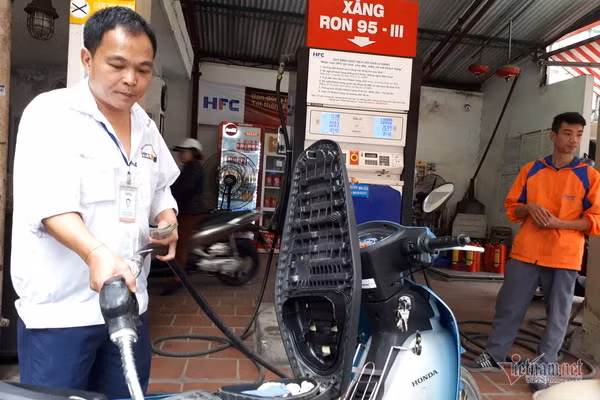 Gia xang dang tren da xuong 15 ngan dong/lit?