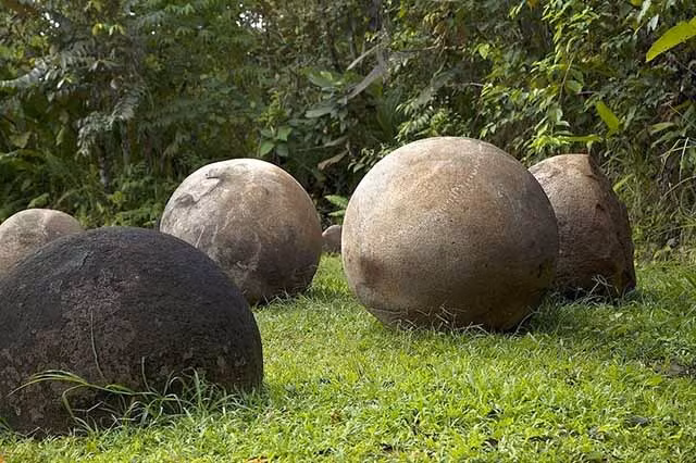 Một trong những lý do khiến các chuyên gia khó xác định niên đại là bởi những khối cầu này được tìm thấy cùng với nhiều hiện vật cổ xưa có niên đại khác nhau. Thêm nữa, đa số những quả cầu đá này bị dịch chuyển khỏi vị trí ban đầu.