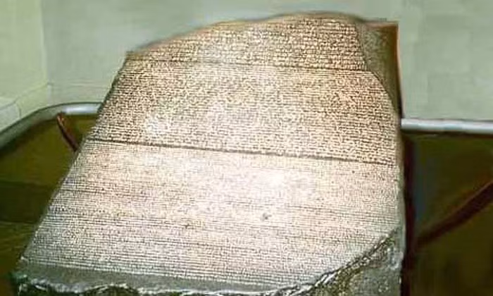 Phiến đá Rosetta là khối đá bazan cao 114 cm và rộng 72 cm. Vào năm 196 trước Công nguyên, pharaoh Ai Cập Ptolemy ra lệnh tạo ra phiến đá Rosetta trong một chiến dịch tuyên truyền chính trị.