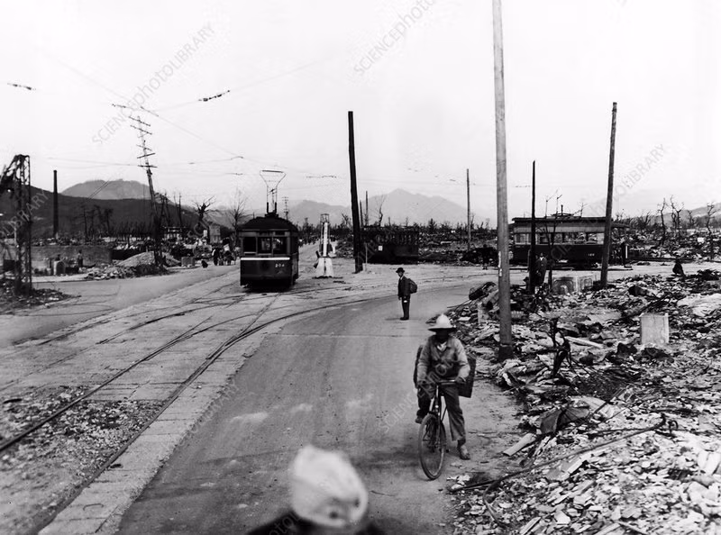 Thậm chí, các chuyên gia cho rằng, thương vong ở Nagasaki có thể khủng khiếp hơn nhiều nếu như thời tiết nhiều mây mù không khiến tổ bay B-29 thả bom hạt nhân chệch khỏi khu vực trung tâm đông dân của thành phố này.