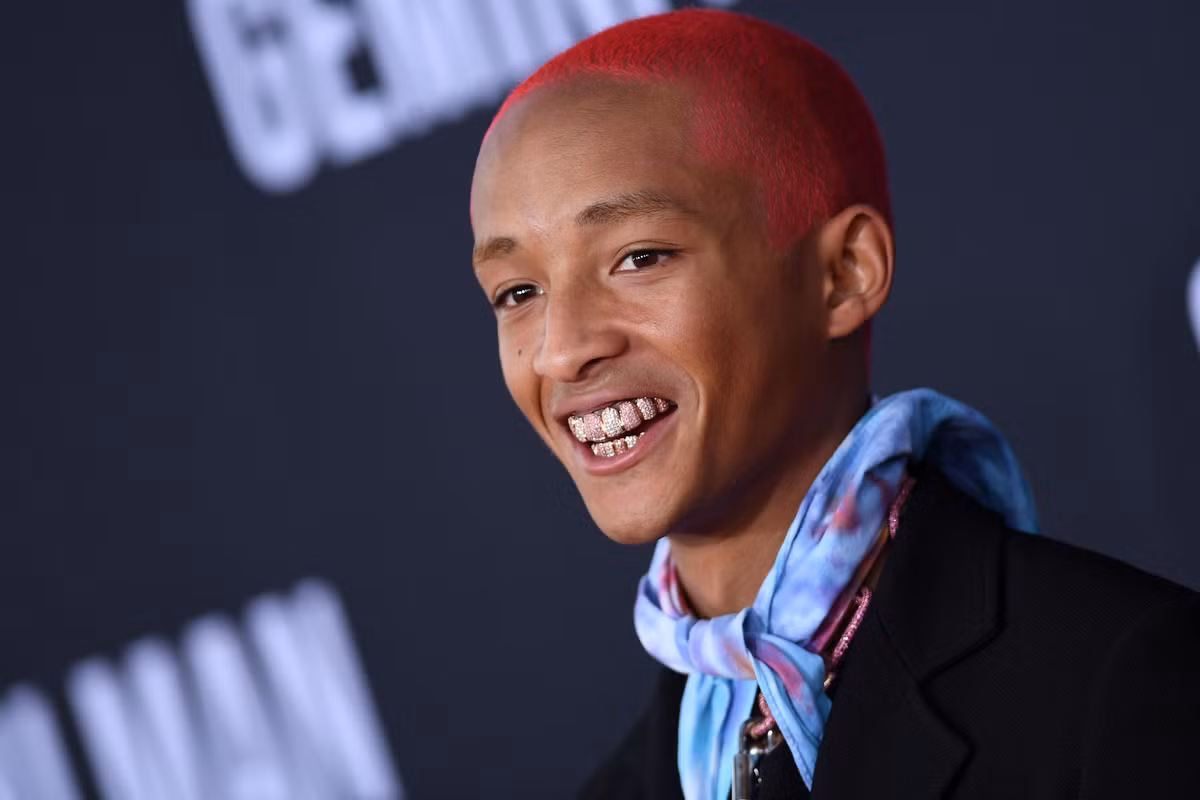 Jaden Smith kiếm được bộn tiền bằng việc theo đuổi sự nghiệp diễn xuất. Vai diễn đầu tiên của anh là trong bộ phim "The Pursuit of Happyness" (Mưu cầu hạnh phúc - 2006) cùng với bố.