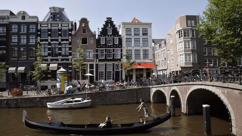 Thêm nữa, "Holland" chỉ là tên gọi của 2 trong số 12 tỉnh của quốc gia này.