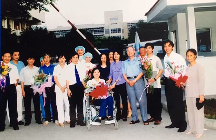 Đến ngày 4/3/2003, 6 nhân viên y tế Việt Nam có tiếp xúc với bệnh nhân trên phải nhập viện vì sốt cao.