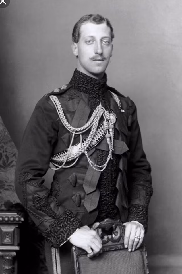 Một tuần sau khi mắc bệnh, hoàng tử Albert Victor qua đời. Đây là một mất mát lớn đối với Nữ hoàng Victoria. Mời độc giả xem video: Bốn thế hệ hoàng gia Anh cùng chụp ảnh sau 120 năm. Nguồn: VTC14. 