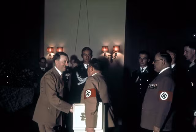 Là nhiếp ảnh gia cá nhân của trùm phát xít Hitler, Hugo Jaeger có nhiều năm làm việc cho Đức quốc xã. Ông có mặt trong nhiều sự kiện để chụp ảnh các hoạt động của Hitler.