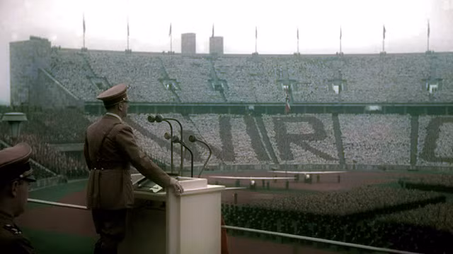 Hitler có bài phát biểu tại một sân vận động với sự tham gia của hàng ngàn người.
