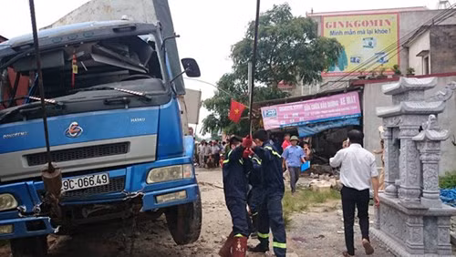 5. Va chạm với tàu hoả, 2 người kẹt cứng trong ca-bin xe tải. Khoảng 11h ngày 5/6/2015, tại đường ngang dân sinh cắt ngang đường sắt, lối vào cụm công nghiệp Quất Động, huyện Thường Tín, ô tô tải BKS 29C-066.49 đã đâm trực diện vào đoàn tàu chở hàng có số hiệu D18E-614 chạy hướng Bắc – Nam. Vụ va chạm mạnh khiến khiếc xe tải bị kéo lê khoảng 30 mét rồi mắc kẹt giữa tàu hàng và hàng rào sắt bảo vệ hành lang đường sắt. Ca bin chiếc xe bẹp rúm và lái xe, phụ xe mắc kẹt trong ca bin.
