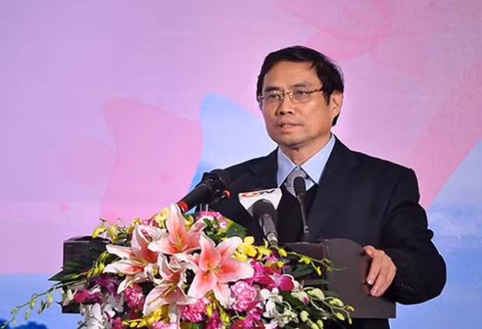 4. Đồng chí Phạm Minh Chính, Uỷ viên Bộ Chính trị, Trưởng Ban Tổ chức Trung ương Đồng chí Phạm Minh Chính sinh ngày: 10/12/1958, quê ở xã Hoa Lộc, huyện Hậu Lộc, tỉnh Thanh Hóa. Trình độ chuyên môn: Phó giáo sư, Tiến sĩ Luật. Chức vụ: Ủy viên Ban Chấp hành Trung ương Đảng khóa XI, XII, Ủy viên Bộ Chính trị khóa XII, Phó Trưởng Ban Tổ chức Trung ương.