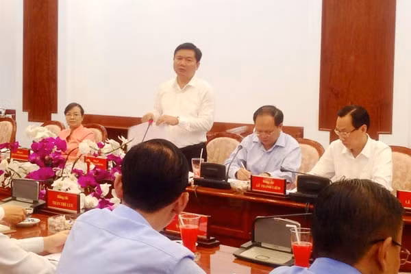 Ngày 15/2, Bí thư Thành ủy TP HCM Đinh La Thăng chỉ đạo UBND TP quán triệt lãnh đạo các đơn vị, địa phương chấm dứt ngay các hoạt động chúc tụng đầu năm, tập trung ngay vào công việc. Ông cho biết sẽ cho lập đường dây nóng để tiếp nhận thông tin của người dân.