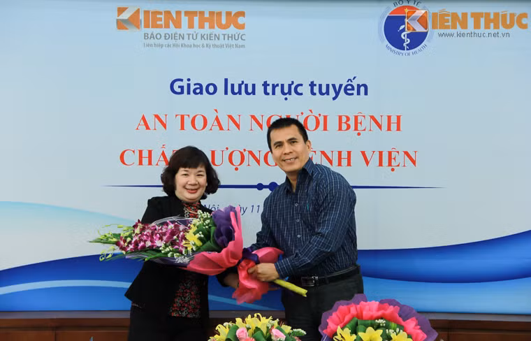 TBT báo Kiến Thức Nguyễn Minh Quang (phải) và Ths Nguyễn Hương Giang. TBT báo Kiến Thức Nguyễn Minh Quang (phải) và Ths Nguyễn Hương Giang.