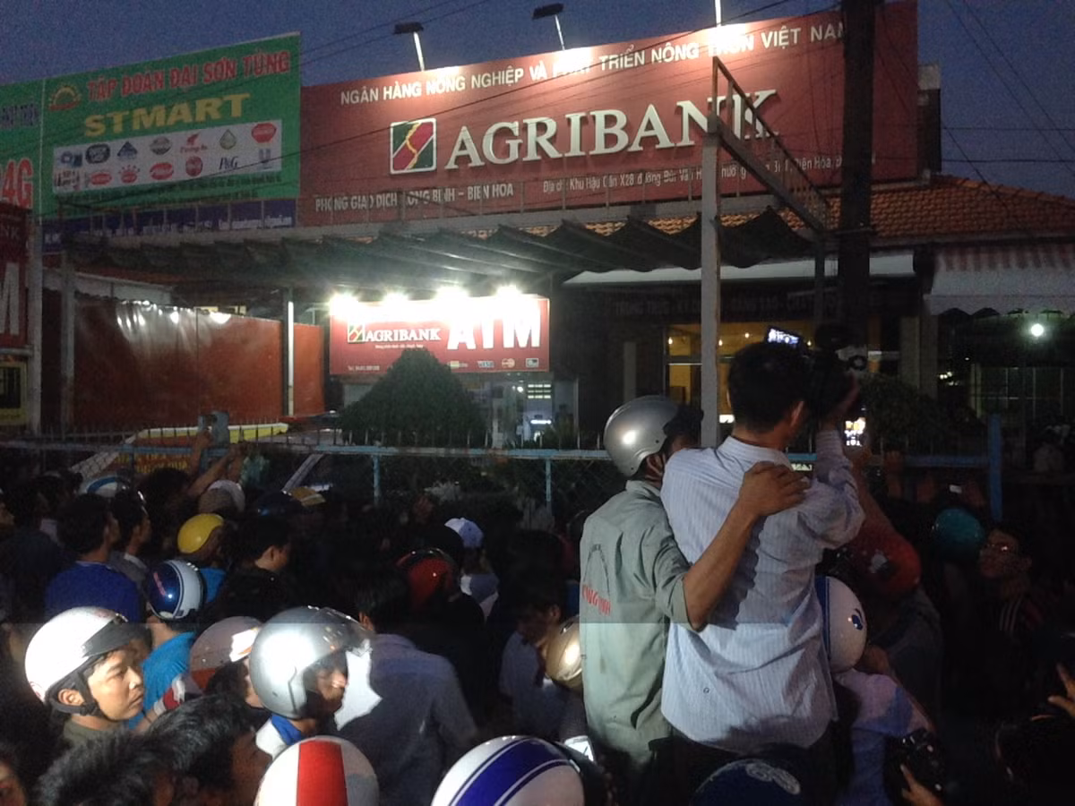 Hang tram CS dang bao vay ke cuop NH Agribank o Dong Nai