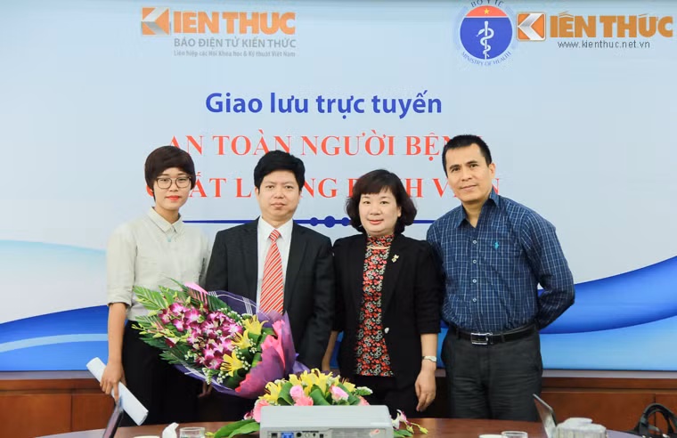 Từ phải qua trái: Tổng biên tập báo điện tử Kiến Thức Nguyễn Minh Quang, Ths Nguyễn Hương Giang, Phó Cục trưởng Nguyễn Trọng Khoa và MC Vũ Thị Như Biển. Từ phải qua trái: Tổng biên tập báo điện tử Kiến Thức Nguyễn Minh Quang, Ths Nguyễn Hương Giang, Phó Cục trưởng Nguyễn Trọng Khoa và MC Vũ Thị Như Biển.