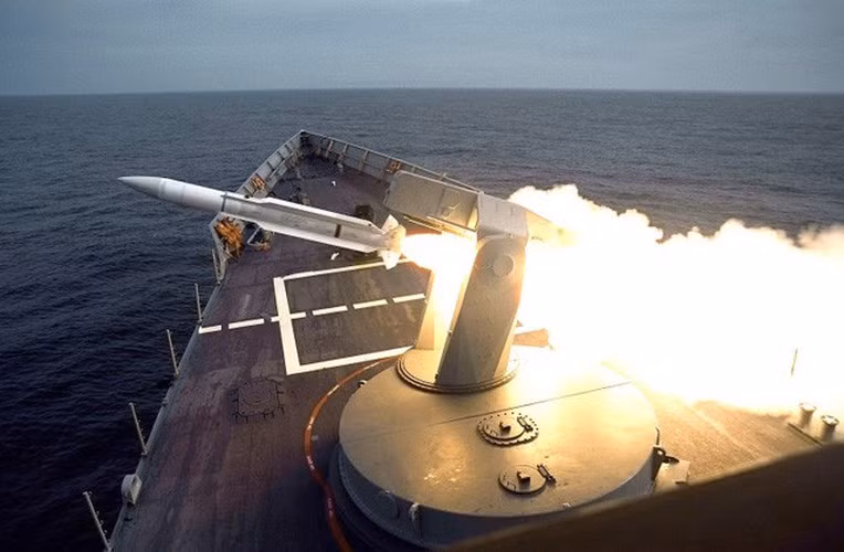 Về vũ khí, khinh hạm lớp Oliver Hazard Perry được trang bị 1 ray phóng đơn Mk 13 dùng để phóng tên lửa phòng không SM-1MR và tên lửa chống hạm Harpoon (với cơ số 40 quả cho cả 2 loại).