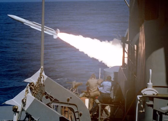 Quá trình sản xuất Oliver Hazard Perry diễn ra trong giai đoạn 1975-2004, có tới 71 chiếc được chế tạo tại các nhà máy tại Mỹ, Australia, Tây Ban Nha và Đài Loan (Trung Quốc).