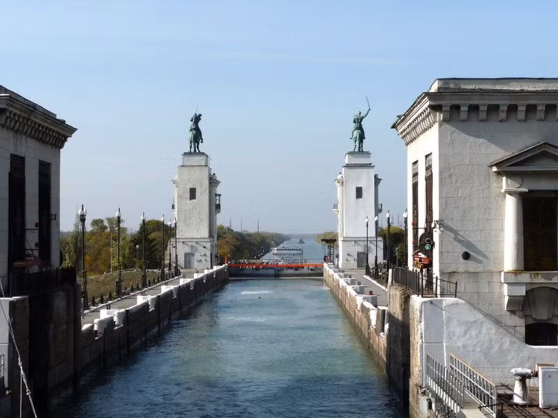 Khi Nga cần di chuyển một con tàu từ Novorossiysk đến Biển Caspian, nước này sẽ sử dụng Kênh Volga-Don. Kênh này nối sông Volga với sông Don, tạo điều kiện tiếp cận biển Caspian thông qua hệ thống sông Volga.