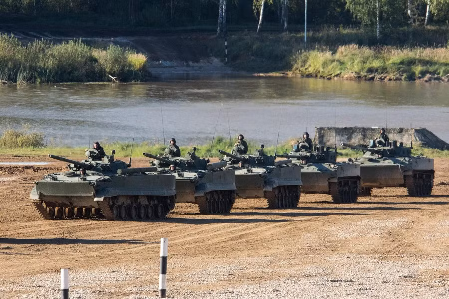 So sánh giữa xe chiến đấu BMP-3 của bộ binh và BMD-4M dành cho lính dù thì dễ nhận thấy cả hai phương tiện đều được trang bị pháo chính mạnh mẽ và vũ khí phụ trợ tin cậy, bao gồm cả tên lửa dẫn đường chống tăng.