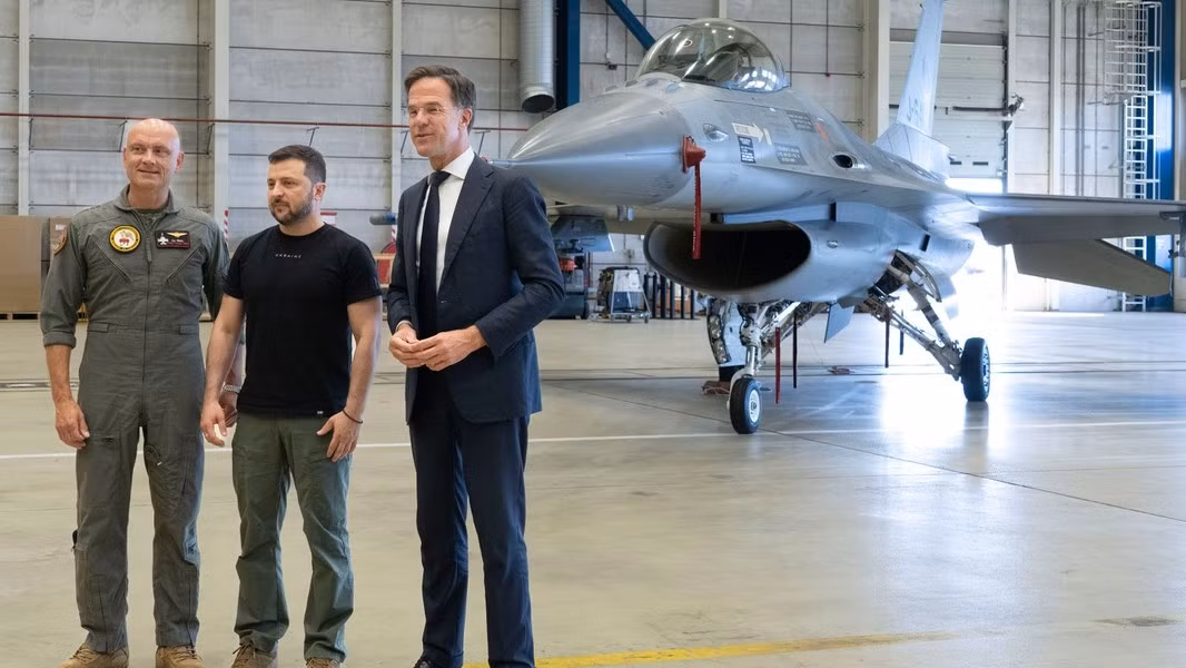 “Bản thân tiêm kích F-16 là mục tiêu chung của các khẩu đội phòng không và lực lượng không quân, các hệ thống vũ khí hiện đại như S-400 sẽ bắn hạ chúng mà không gặp bất cứ khó khăn gì”, ông Khatylev nhấn mạnh.