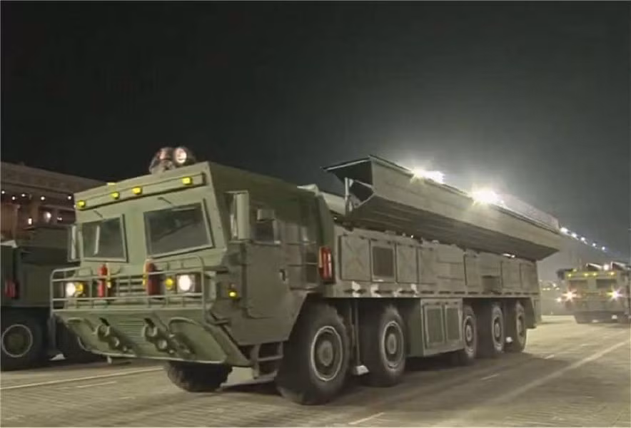 Đặc biệt, một trong những tên lửa đã rơi xuống cánh đồng ở vùng Zaporizhzhia, chúng được Ukraine cho là của Triều Tiên do nhận dạng dấu hiệu đặc trưng. Một tên lửa khác đã bắn vào quận Buchansky của vùng Kyiv, gây ra một hố lớn ở đó.