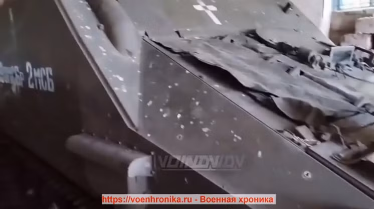 Trong đoạn video được trang Voenhronika.ru đăng tải, các binh sĩ Nga tại một địa điểm bí mật đang giới thiệu về chiếc xe bọc thép FV105 Sultan, được họ thu từ quân Ukraine, trong tình trạng gần như nguyên vẹn. Dự kiến, khí tài này sẽ được đưa về hậu phương để giới chuyên gia quân sự Nga nghiên cứu.