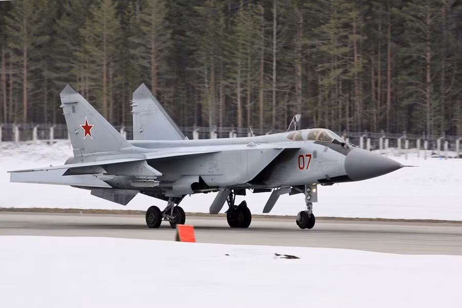 Bên cạnh Su-35, Tập đoàn công nghệ nhà nước Rostec còn cho biết tiêm kích đánh chặn thế hệ thứ tư MiG-31 Foxhound khi được trang bị hệ thống tên lửa Kinzhal đã thể hiện rất tốt vai trò mới của mình đó là máy bay tấn công mặt đất trên chiến trường Ukraine.