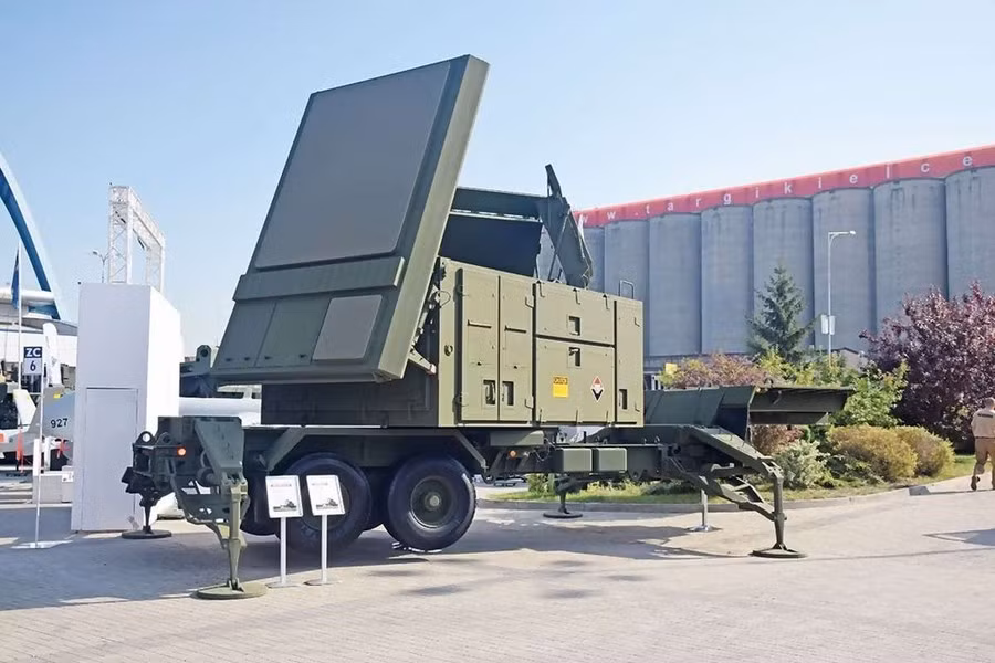 Lỗ hổng chính của radar MPQ-65 theo nhận xét nằm ở những thiếu sót về mặt kỹ thuật, khi có góc nâng chùm tia tối thiểu hơn 1 độ, không cho phép phát hiện hiệu quả mục tiêu ở độ cao cực thấp.