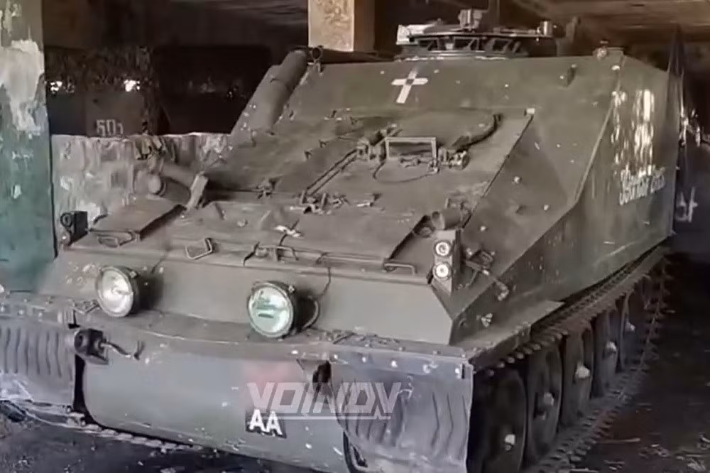 Trong một diễn biến khác, truyền thông Nga đưa tin, quân đội nước này gần đây đã thu được chiến lợi phẩm là xe bọc thép FV105 trong biên chế Quân đội Ukraine ở tiền tuyến.