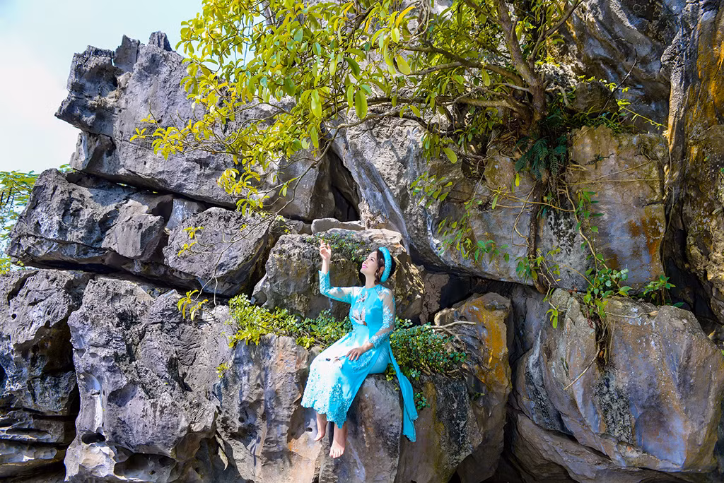 Nữ diễn viên thư thái hòa mình cùng thiên nhiên.