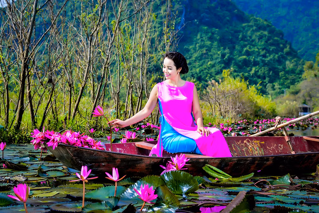 Không chỉ ở trong những bộ áo dài truyền thống mà cả khi khoác lên mình tà áo dài cách tân, nữ diễn viên 37 tuổi vẫn giữ được nét đẹp dịu dàng của người phụ nữ Việt.