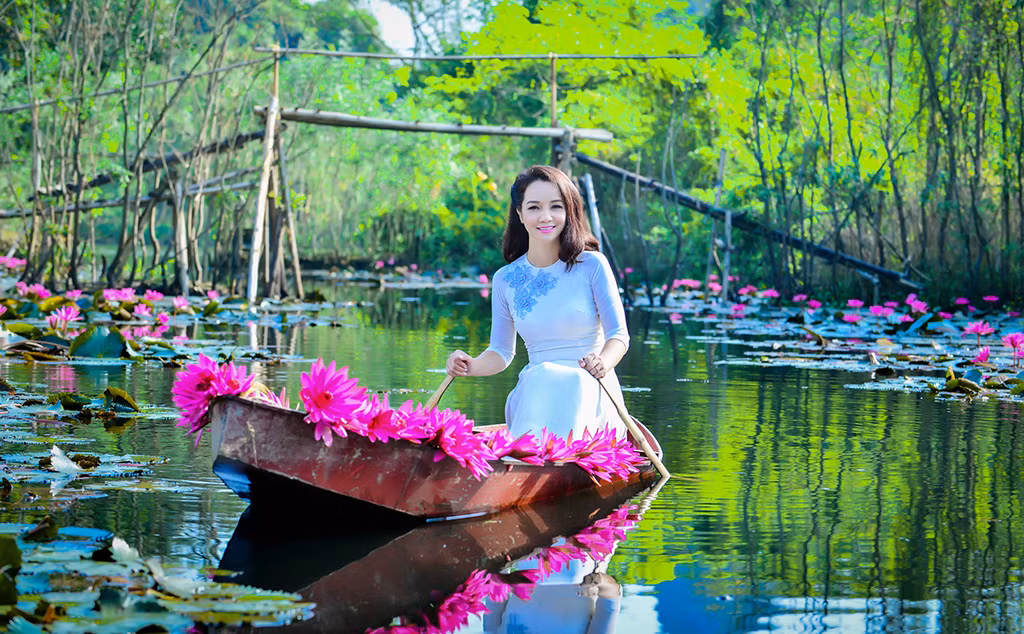 Trong bộ ảnh mới, để tạo sự mới lạ và phù hợp với không gian truyền thống, "cô Trúc" lựa chọn bối cảnh tại suối Yến (chùa Hương) phần nào làm nổi bật hình vẻ đẹp mơ màng, thanh thoát trong tà áo dài - quốc phục của dân tộc.