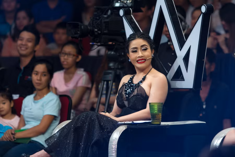 Nghệ sĩ hài Kiều Oanh trở lại với sân chơi này và dành cho hai đội chơi nhiều đánh giá chân tình, dí dỏm. Nữ danh hài còn không ngần ngại bày tỏ "phục sát đất" trước sự hi sinh vì nghệ thuật của nhóm Cá biệt và lo ngại bị nữ diễn viên trẻ Hồ Bích Trâm "soán ngôi" nói nhiều của mình.