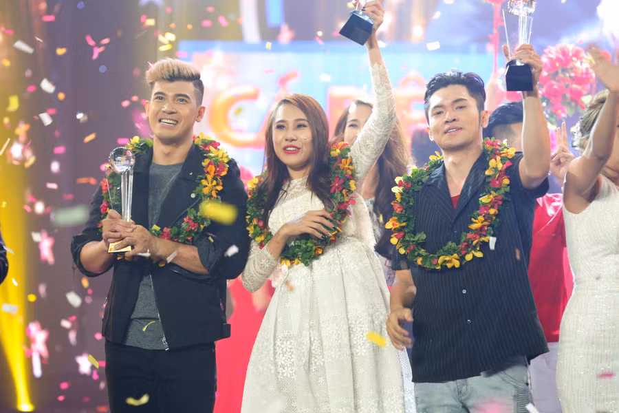 Các thành viên nhóm Cá biệt: Lê Bửu Đa, Hồ Bích Trâm, Bảo Kun trong giây phút đăng quang quán quân Cùng nhau tỏa sáng.