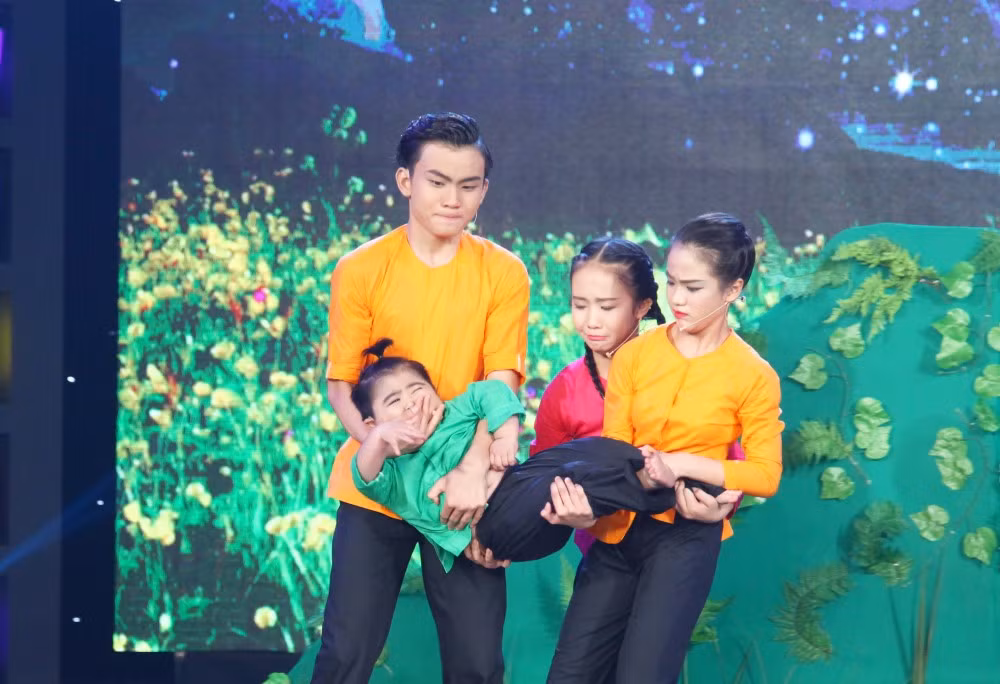Cô bé Kim Chi khoe giọng ngọt ngào cùng ca sĩ Hà Vân trong khi cặp đôi Thanh Ngân - Minh Quân mang đến vũ điệu điêu luyện từ những câu chuyện cổ Hy Lạp.