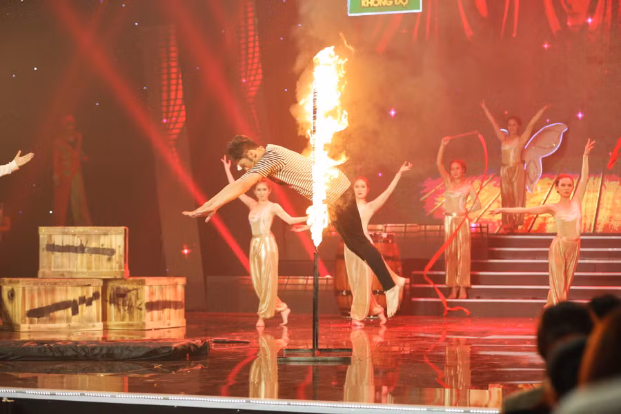 Tiếp đó, màn biểu diễn nhảy qua vòng lửa bộ ba này cũng thể hiện thành công nhưng khiến khán giả hồi hộp không kém.