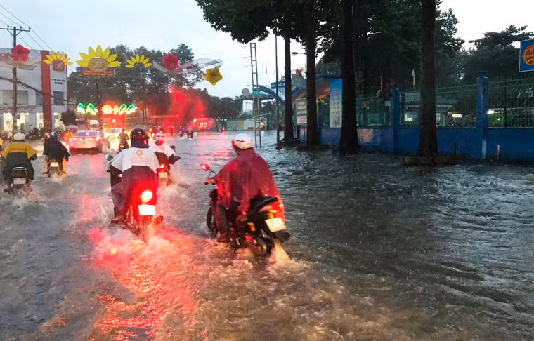 Chiều 20/5, ngày thứ 2 liên tiếp khắp khu vực Nam Bộ và TP HCM xảy ra mưa dông. Nhiều nơi có mưa lớn khủng khiếp và kéo dài khiến nhiều tuyến đường nhanh chóng chìm trong biển nước.