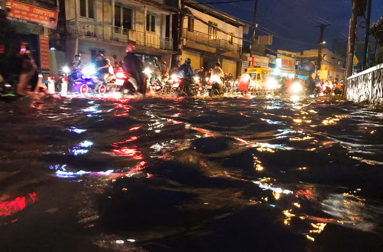 Trong khi đó, nhiều đám tiệc, cưới hỏi...được tổ chức vào cuối tuần đến hơn 19h ngày 20/5 vẫn vắng khách đến dự, khiến không ít chú rể và cô dâu "khóc ròng". Nguyên nhân do trời mưa gây ngập nặng và kẹt xe ở hàng loạt tuyến đường.