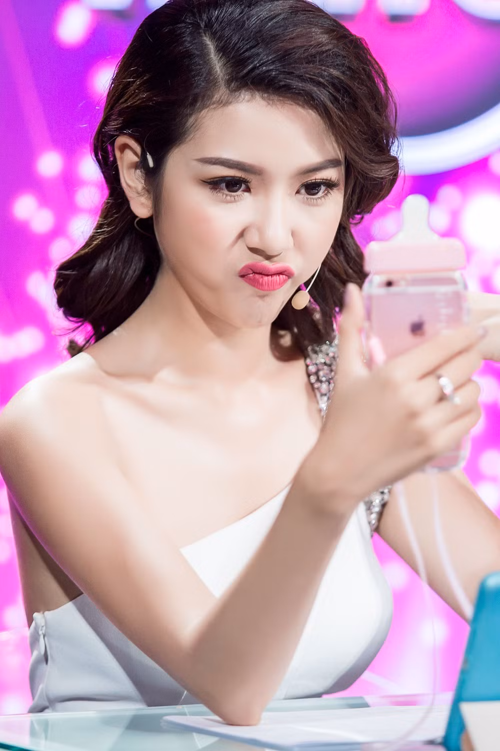 Ở Người hát Tình ca khán giả sẽ thấy hình ảnh một Thúy Vân hoàn toàn khác. Một Thúy Vân hồn nhiên, vui vẻ, thậm chí có phần trẻ con khi tạo dáng nhí nhảnh chụp ảnh selfie.