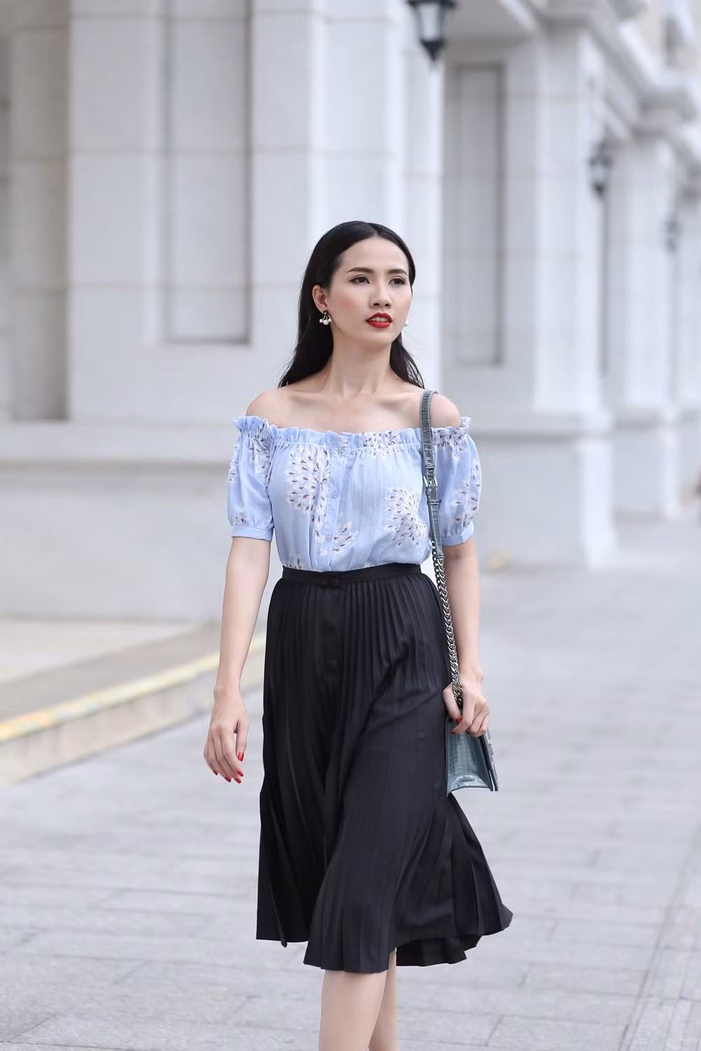 Diện phong cách áo trễ vai gợi cảm, cùng túi, kính mắt và giày hàng hiệu, top 5 Hoa hậu Việt Nam quyến rũ ở mọi góc nhìn.