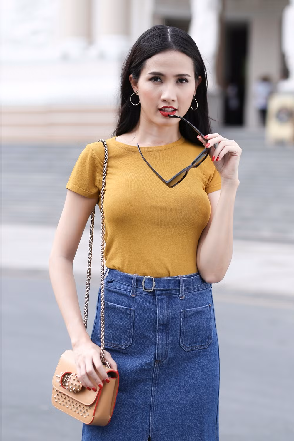 Chân váy denim với chi tiết xẻ cao ấn tượng được Phan Thị Mơ kết hợp với một chiếc áo phông màu vàng tạo nên sự hài hòa cho bộ trang phục. 