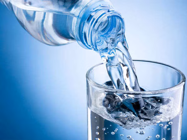 Nước. Các chuyên gia cho biết, người bị viêm bàng quang nên cung cấp đủ nước cho cơ thể mỗi ngày, từ 1,5-2 lít nước. Nước giúp cơ thể bài tiết tốt đồng thời đẩy các vi khuẩn có hại ra ngoài cơ thể.
