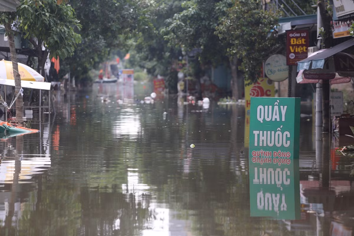 Nhiều ngôi nhà, cửa hàng chìm trong biển nước.