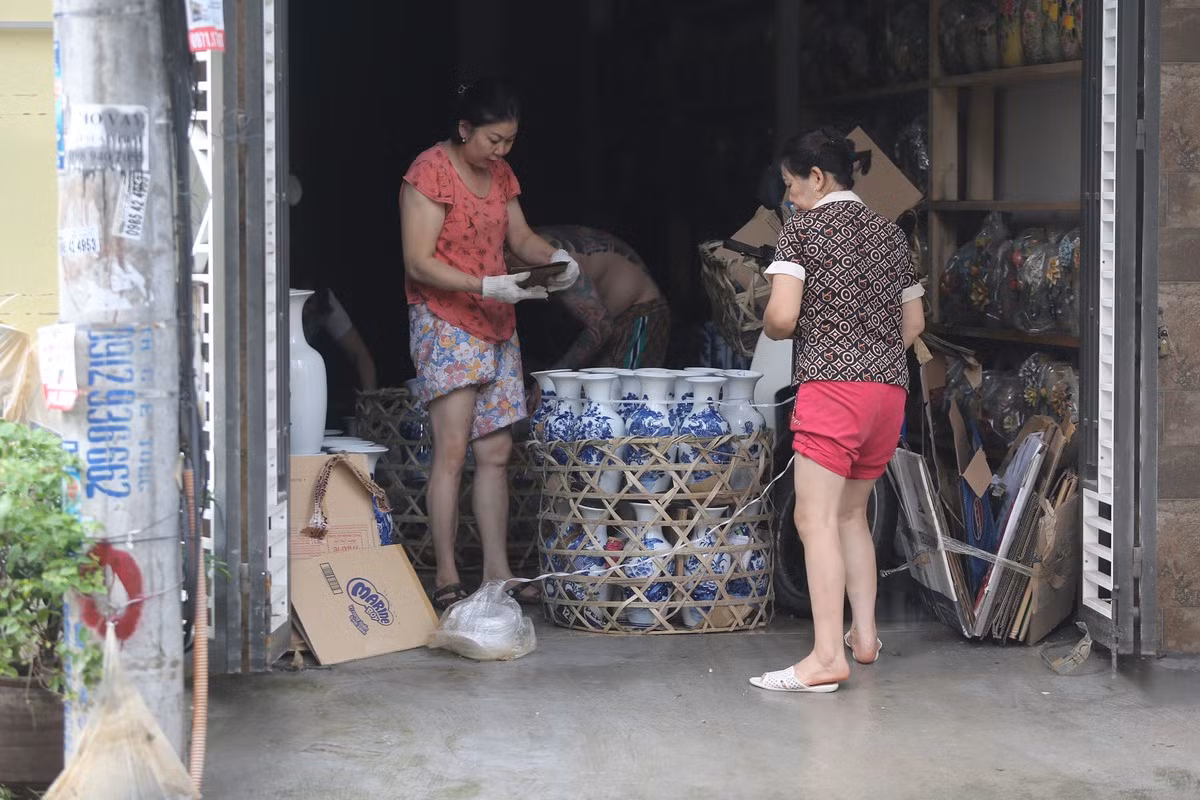 Hiện tại chưa thể đếm được số lượng sản phẩm hỏng nhưng ước tính thiệt hại hàng chục triệu đồng.