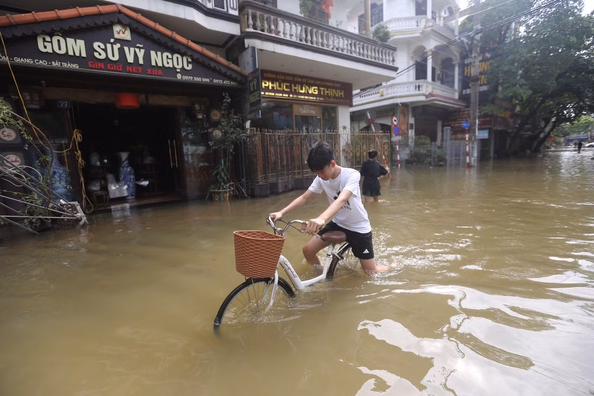 Sáng 13/9, theo Trung tâm Dự báo khí tượng thủy văn quốc gia, lúc 7h mực nước qua khu vực Hà Nội là 10,02m, dưới mức báo động 2 là 0,48m.
