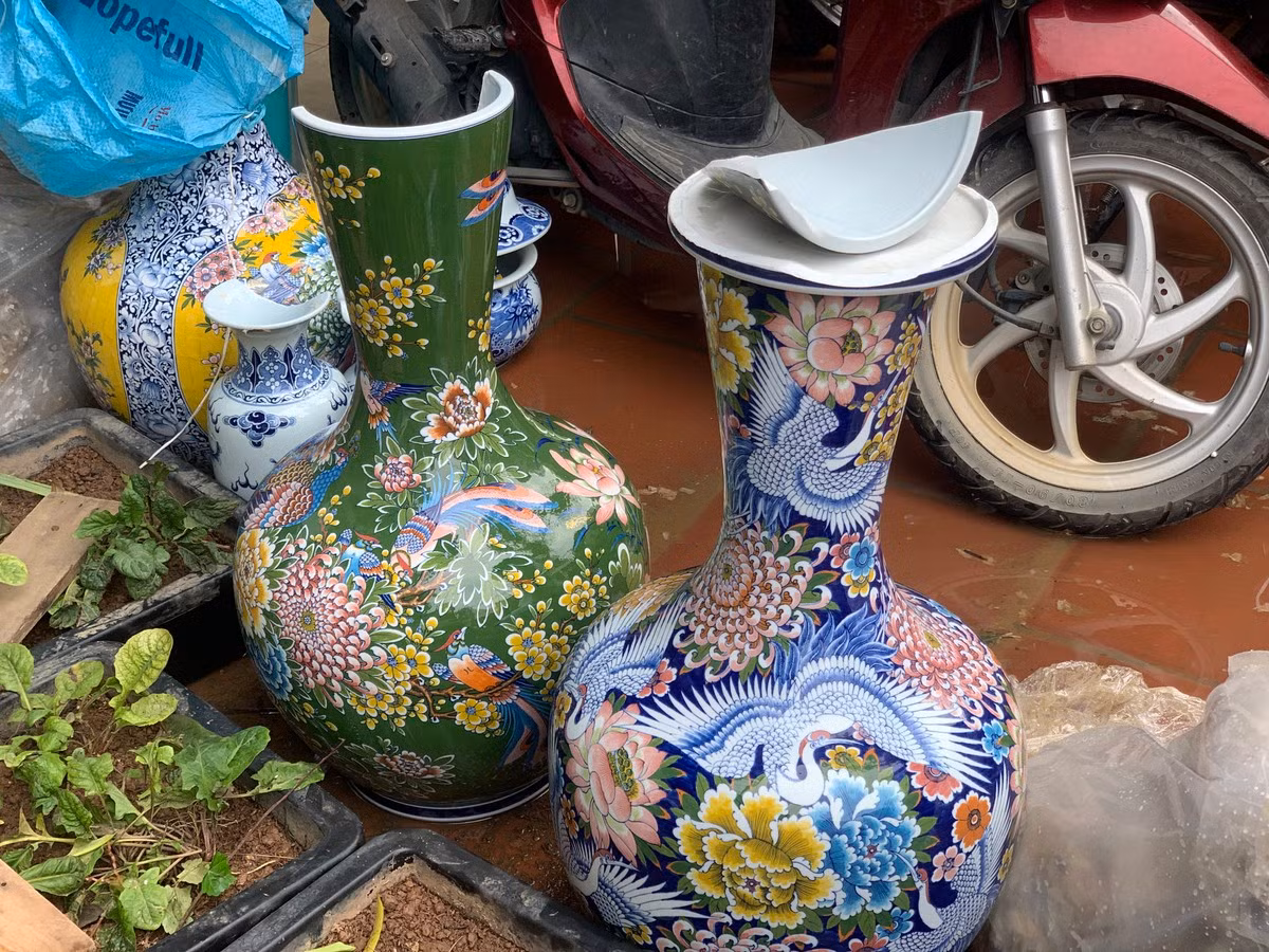 Nhiều sản phẩm nứt vỡ sau trận lũ đều bỏ đi tiếc nuối.