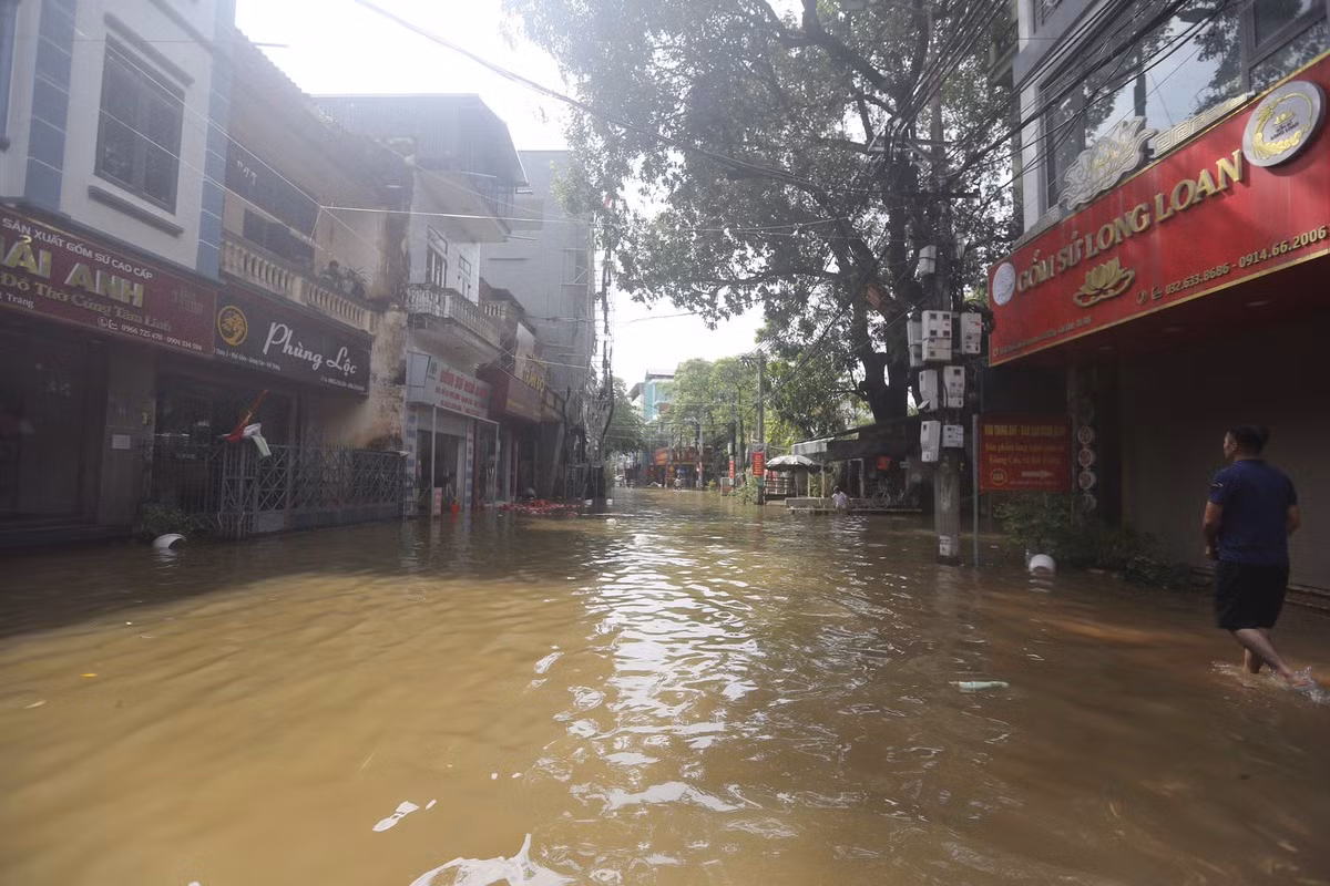 Ghi nhận của PV, khu trung tâm xã Bát Tràng (huyện Gia Lâm, Hà Nội) đang trong tình trạng ngập lụt, chìm trong biển nước, nơi ngập sâu nhất gần đến 2m, giao thông nhiều tuyến phố gần như tê liệt, phải dùng thuyền để di chuyển.