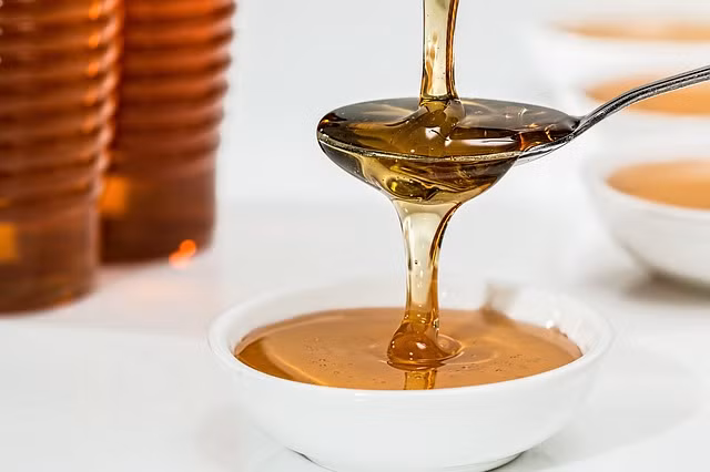 Mặt nạ bơ và mật ong: Sự kết hợp này có đặc tính chống vi khuẩn, ngăn ngừa mụn, làm chậm quá trình não hóa. Chỉ cần lấy nửa quả bơ chín, nghiền nát rồi trộn với nửa muỗng mật ong rồi đắp lên mặt khoảng 15 – 20 phút. Rửa sạch bằng nước ấm và thấm nhẹ bằng khăn bông mềm.