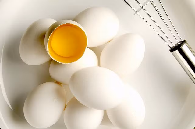 Mặt nạ bơ và lòng trắng trứng: Lòng trắng trứng có nhiều tác dụng với da như loại bỏ dầu dư thừa trên da, ngăn ngừa mụn bọc và mụn đầu đen. Nó cũng giúp da ít nguy cơ bị chảy xệ. Trộn nửa quả bơ chín với một lòng trắng trứng trong 10 – 20 phút, sau đó nhẹ nhàng lau sạch bằng nước ấm.
