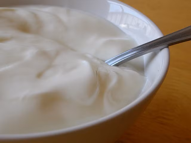 Mặt nạ bơ và sữa chua: Bằng cách trộn quả bơ chín nghiền nát với sữa chua không đường, bạn đã có một loại mặt nạ giúp trị mụn hiệu quả. Thành phần sát khuẩn và a-xít trong sữa chua làm cân bằng độ pH làn da của bạn.