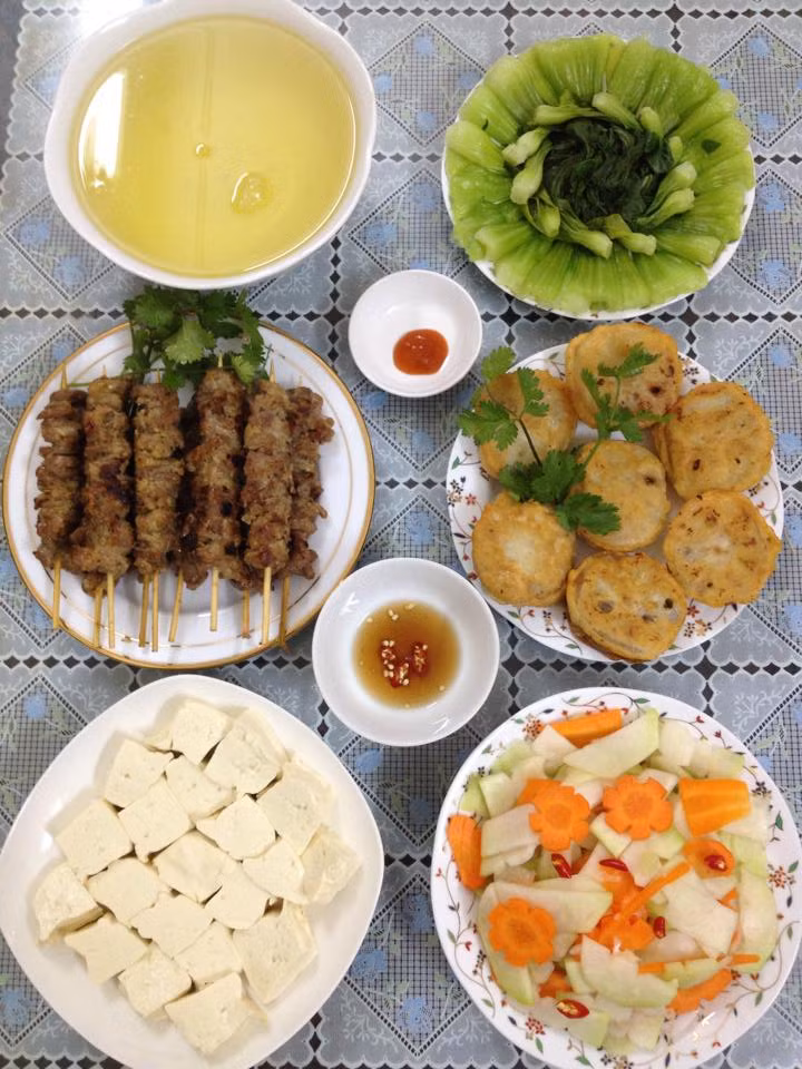 Thứ năm: Cải chíp luộc, chả chiên áp chảo, củ sen kẹp thịt chiên giòn, đậu phụ luộc, dưa góp.