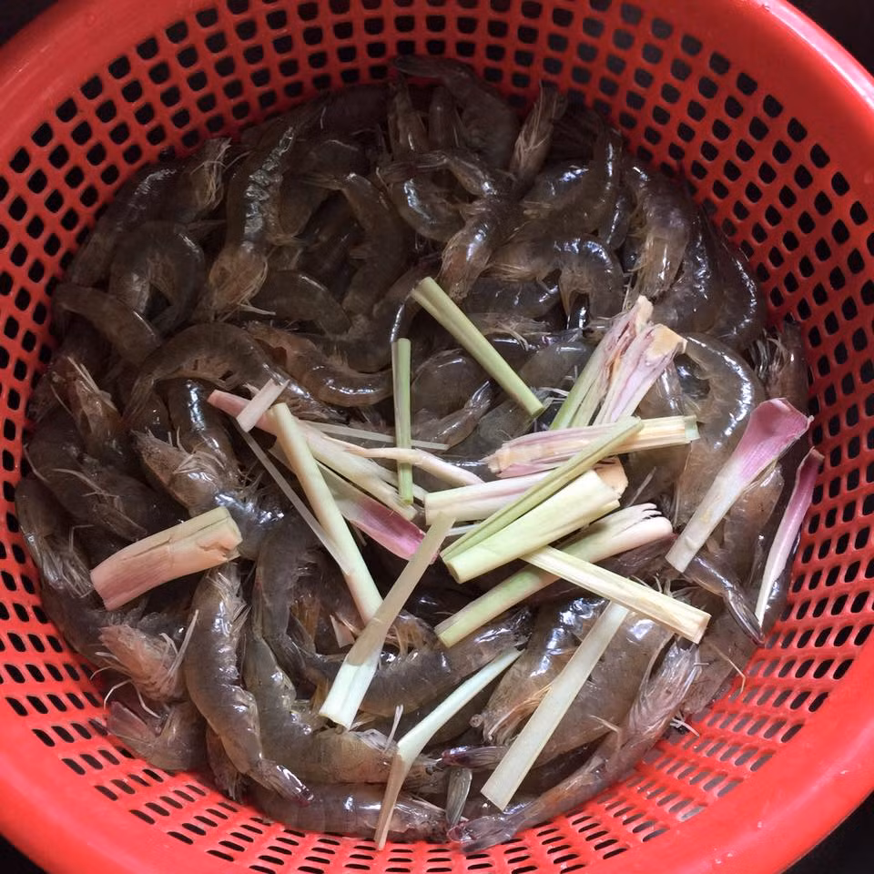 Để làm ruốc tôm, cần chuẩn bị tôm sú tươi cỡ vừa, vài cây sả tươi và dầu gấc. 
